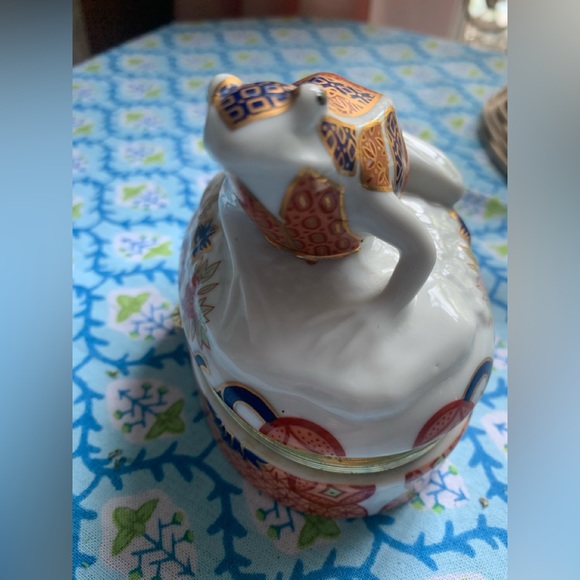 FIRM PRICE IMARI STYLE FROG TRINKET BOX - Picture 11 of 14